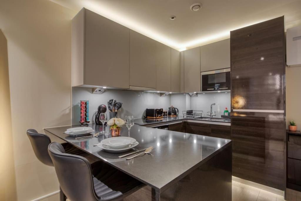 Luxe Riverside Manhattan Apartment London