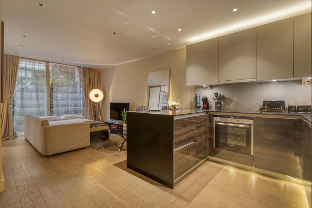 Luxe Riverside Manhattan Apartment London
