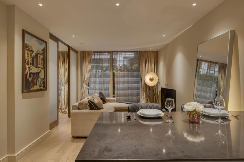 Luxe Riverside Manhattan Apartment London